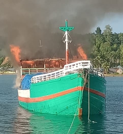 Lakukan Pemuatan Kopra, Sebuah Kapal Bermuatan 350 Ton Lebih di Kepsul Malah Terbakar