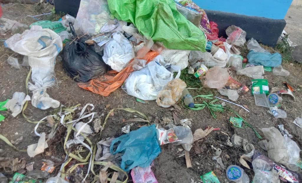 3 Hari Tak Diangkut, Tumpukan Sampah Di Beberapa Titik Di Kota Sanana, Keluarkan Bau Busuk