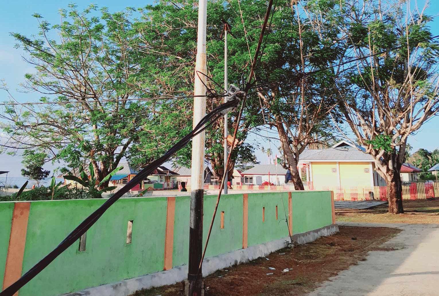 Warga Desa Waisakai, Keluhkan Kabel PLN Terbentang Di Jalan Umum