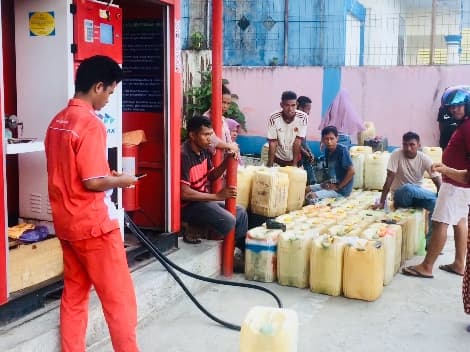 Seorang Ibu Geram, Lantaran Pelayanan Sebuah SPBU Mini Di Sula Terkesan Pilih Kasih