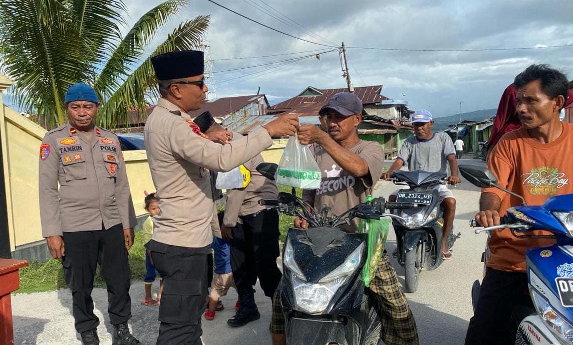Berbagi Takjil Di Bulan Ramadhan, IPDA Faisal: Mohon Jangan Lihat Banyak Atau Sedikitnya