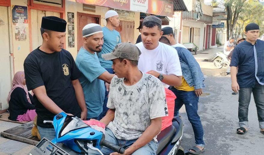 Tunjukkan Kekompakan, Leting DTN 439 Polres Kepulauan Sula Berbagi Takjil