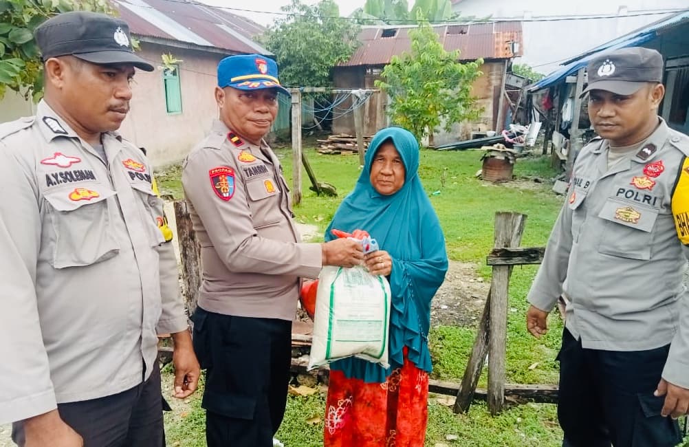 Polsek Mangoli Barat Salurkan Bansos Dari Kapolres Pada HUT Bhayangkara ke-78
