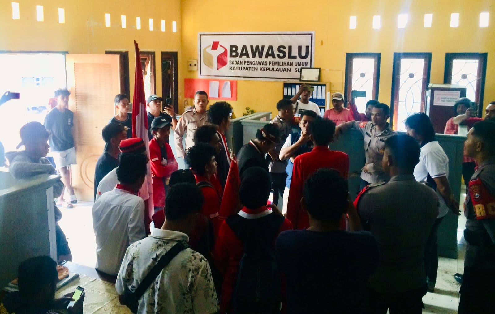 Demo Di Bawaslu Sula, Masa Aksi Tanyakan Gaji PKD Yang Tak Kunjung Cair