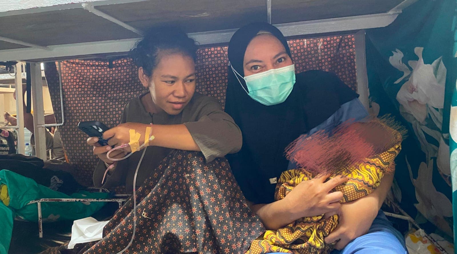 menolong-tak-mengenal-tempat-cerita-inspiratif-seorang-bidan-asal-sula-di-tengah-laut